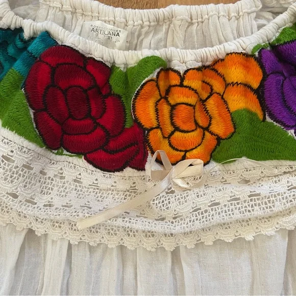 Mexican Handmade Embroidered Off or On Shoulder Top - Picture 3 of 6